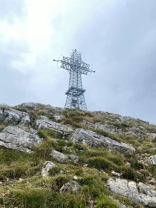 crucea-eroilor-caraiman-obiectiv-turistic-din-romania-busteni