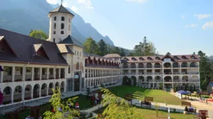 manastirea-caraiman-obiectiv-turistic-din-romania-busteni